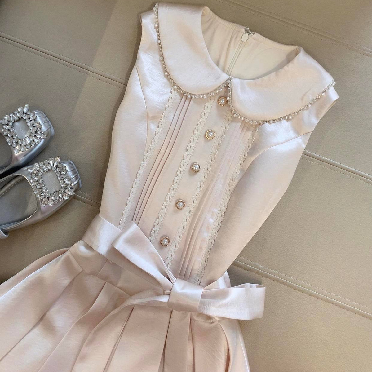 Chic Doll-collar, Waist-cinched Pleated