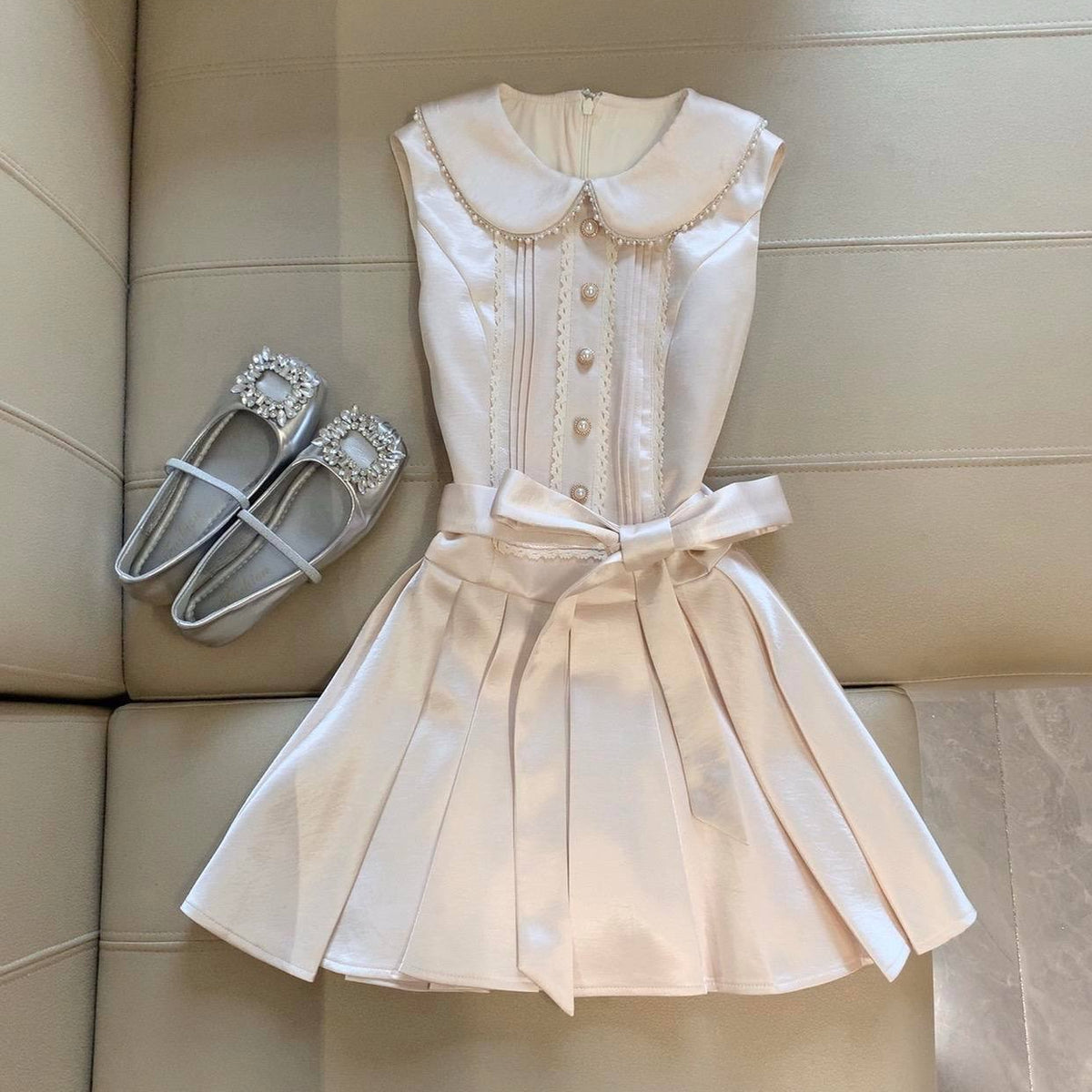Chic Doll-collar, Waist-cinched Pleated